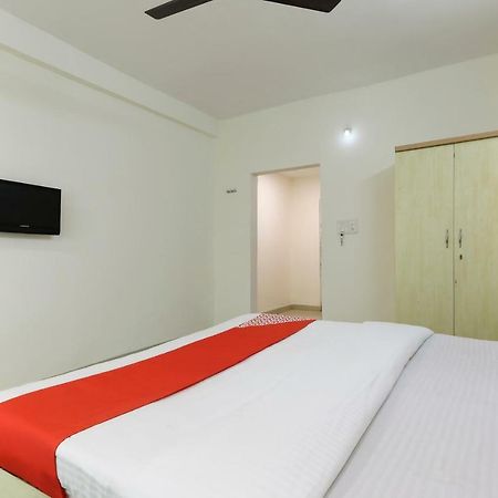 Oyo 43851 Hotel Virasat Māndu Eksteriør billede