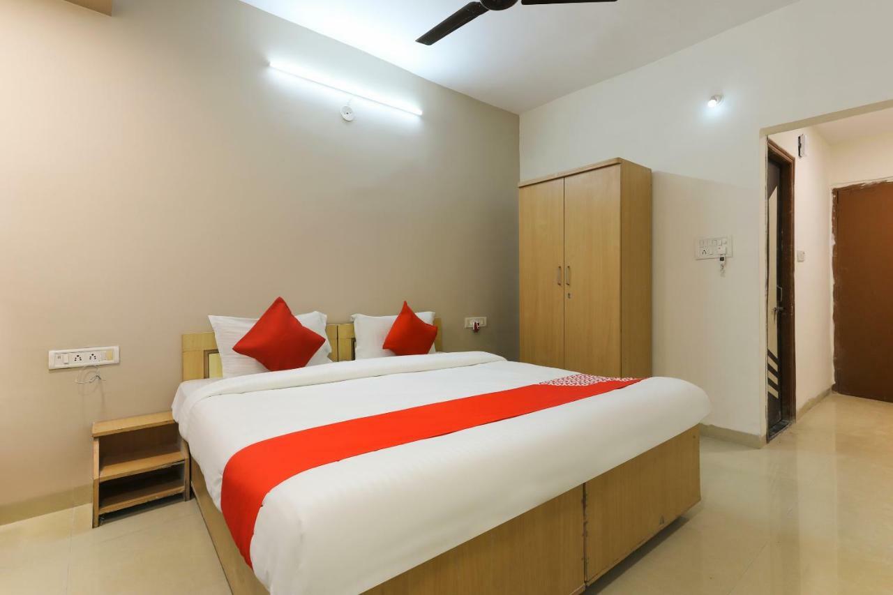 Oyo 43851 Hotel Virasat Māndu Eksteriør billede