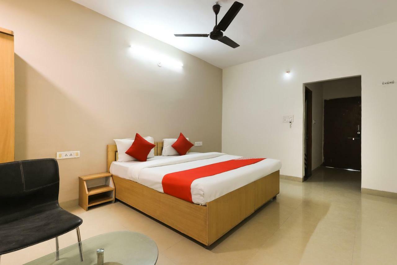Oyo 43851 Hotel Virasat Māndu Eksteriør billede