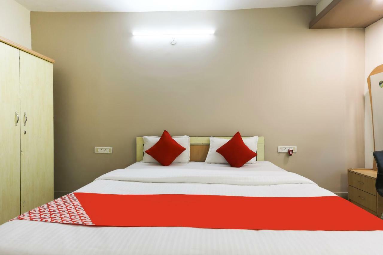 Oyo 43851 Hotel Virasat Māndu Eksteriør billede