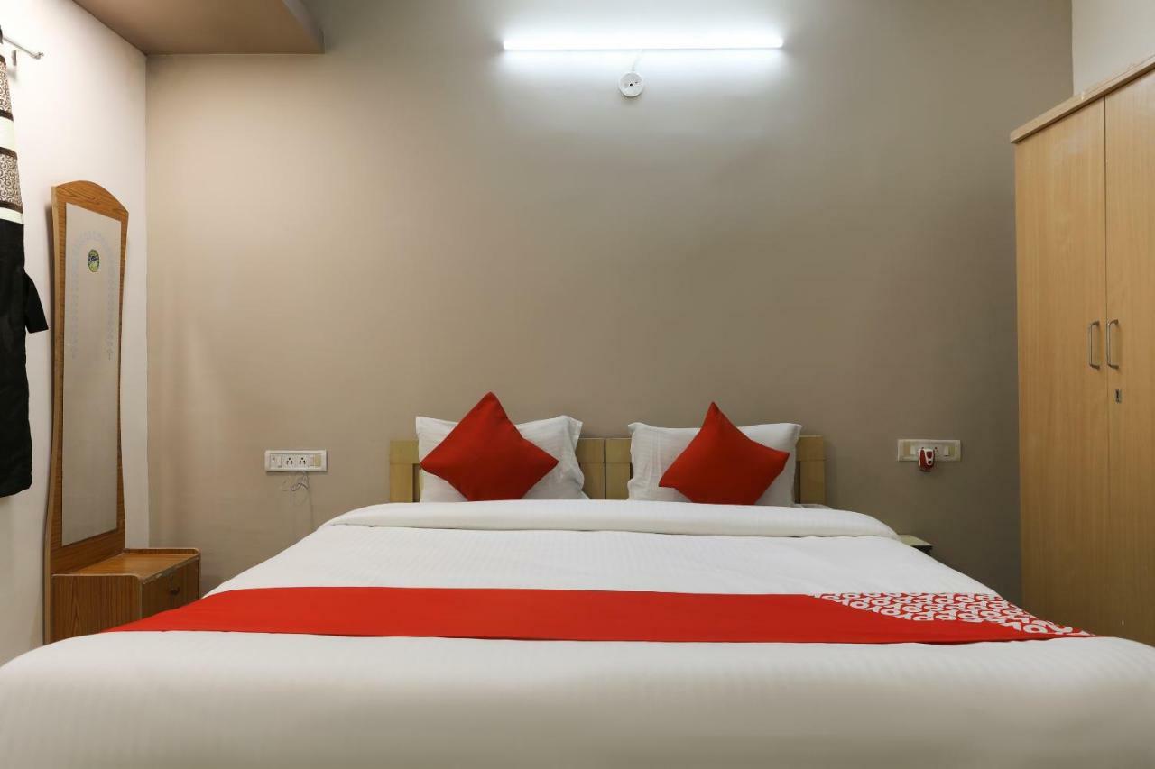Oyo 43851 Hotel Virasat Māndu Eksteriør billede