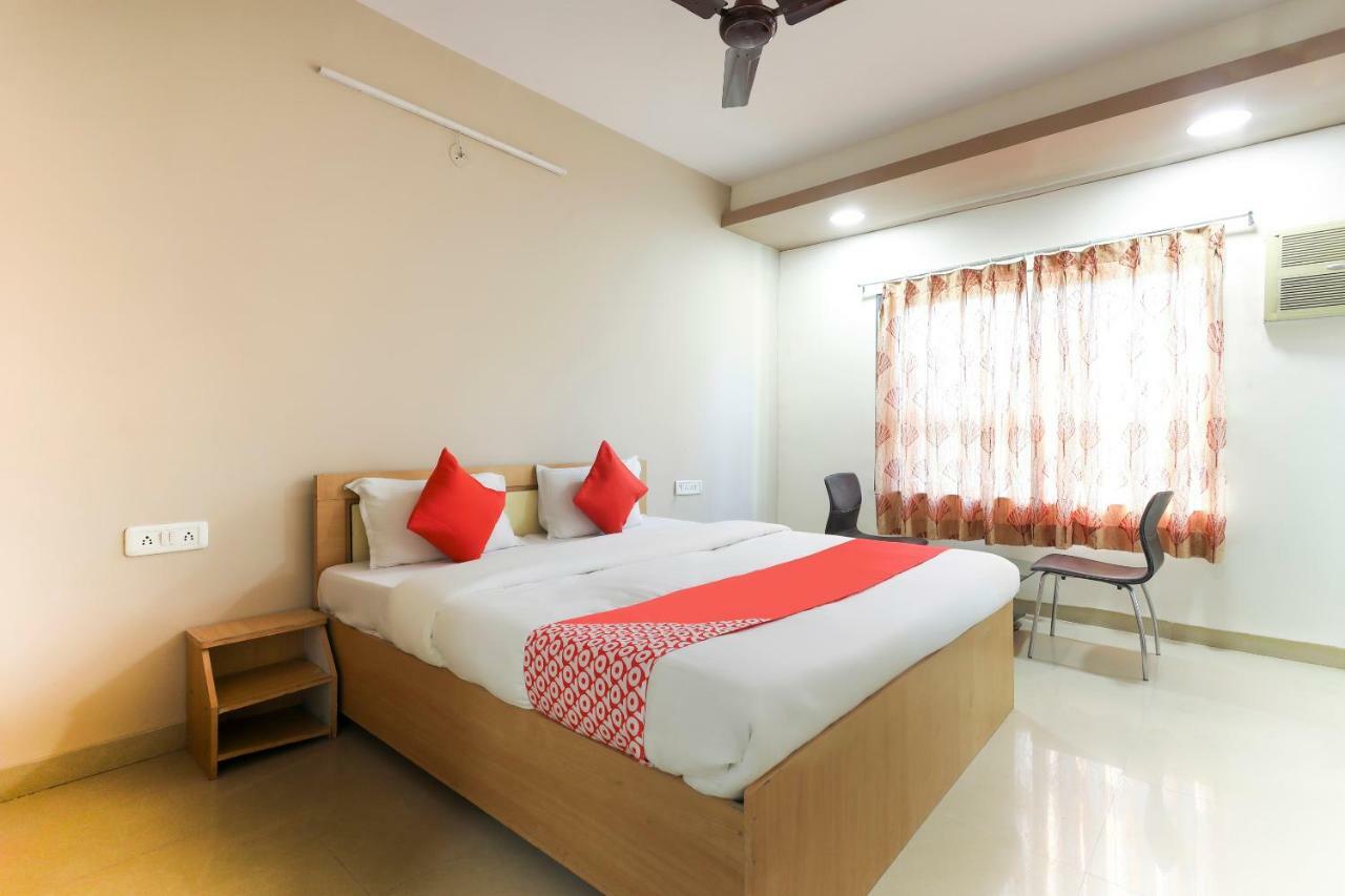 Oyo 43851 Hotel Virasat Māndu Eksteriør billede