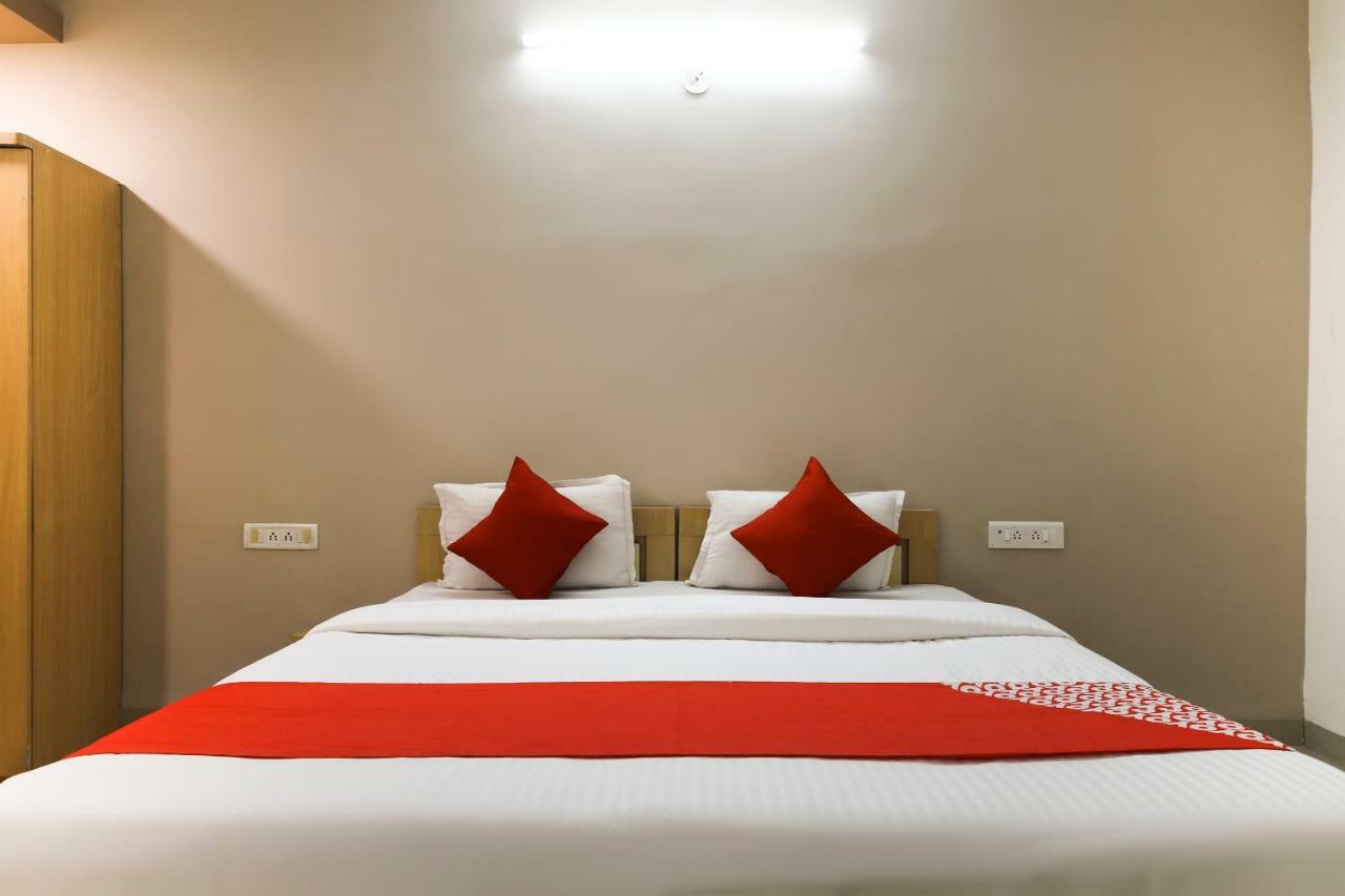 Oyo 43851 Hotel Virasat Māndu Eksteriør billede