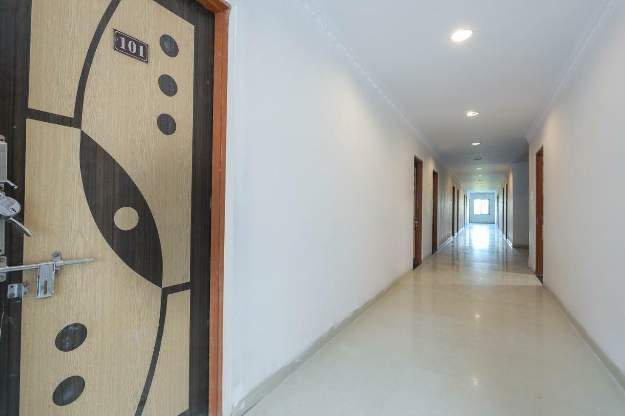 Oyo 43851 Hotel Virasat Māndu Eksteriør billede