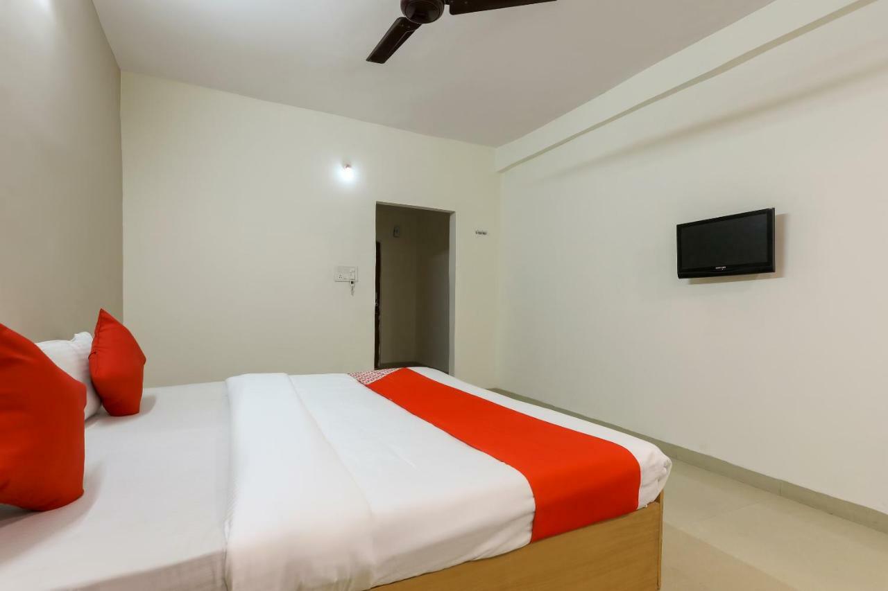 Oyo 43851 Hotel Virasat Māndu Eksteriør billede