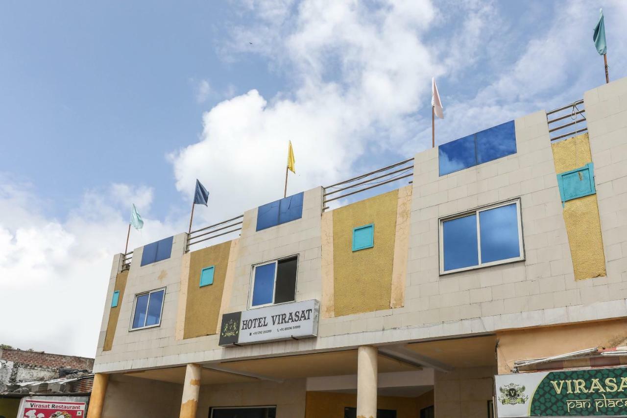 Oyo 43851 Hotel Virasat Māndu Eksteriør billede