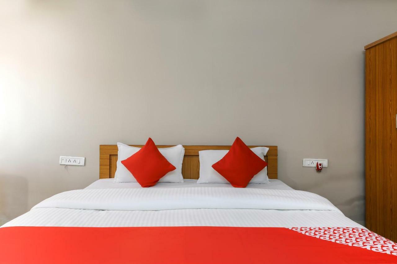Oyo 43851 Hotel Virasat Māndu Eksteriør billede