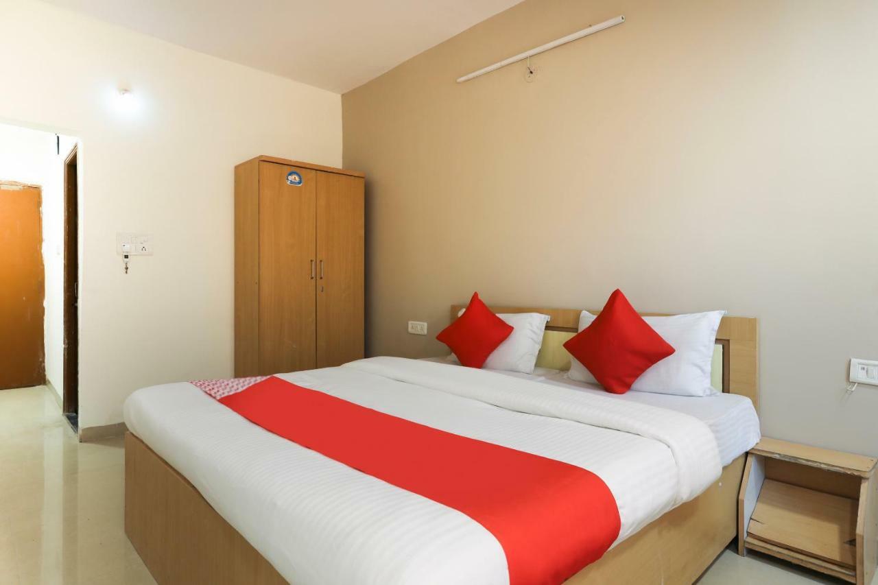 Oyo 43851 Hotel Virasat Māndu Eksteriør billede