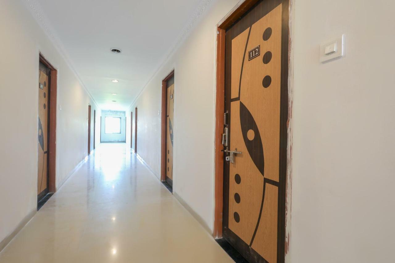 Oyo 43851 Hotel Virasat Māndu Eksteriør billede