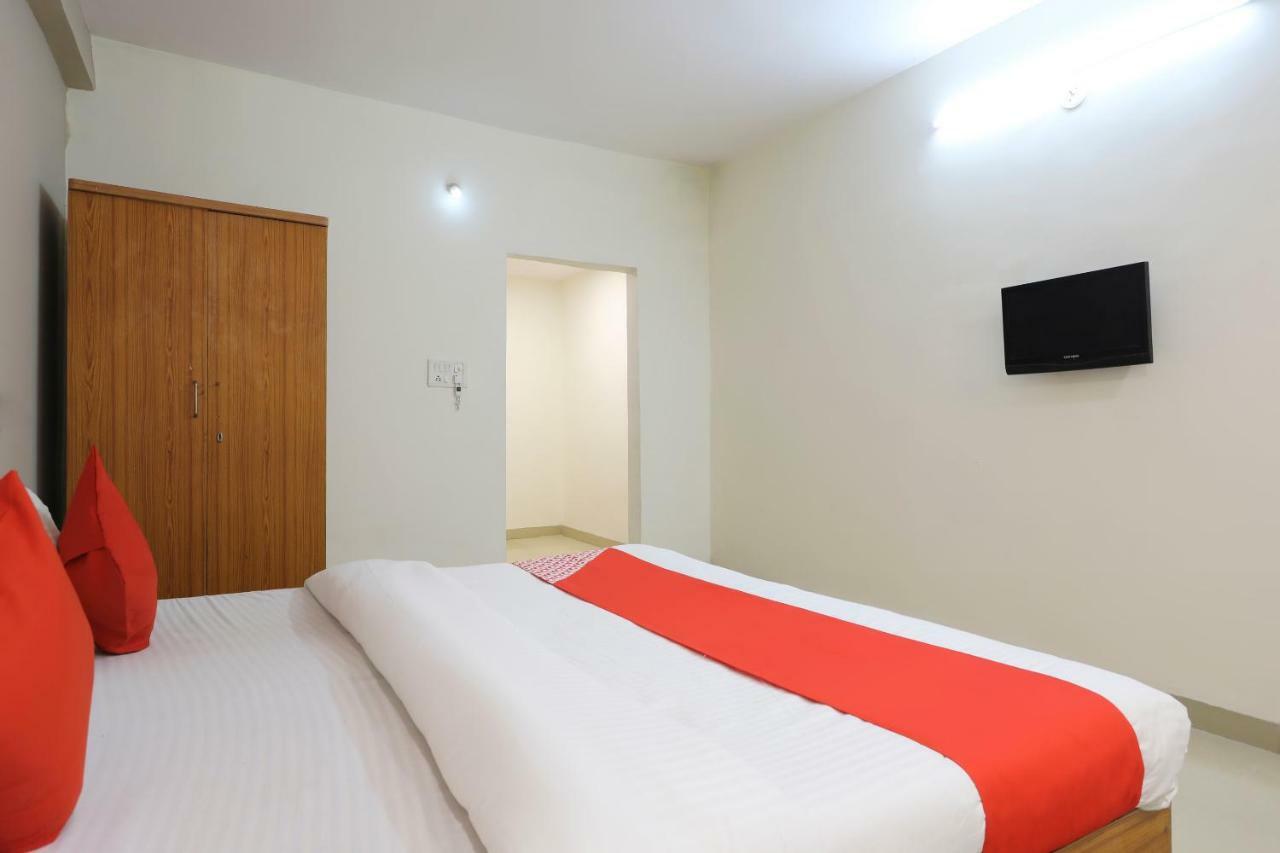 Oyo 43851 Hotel Virasat Māndu Eksteriør billede